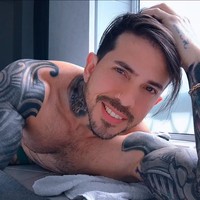 “Di samping itu, saya punya rumah yang sangat besar dengan tempat tidur luas yang harus digunakan,” pungkasnya. Foto: Instagram/@arthurourso