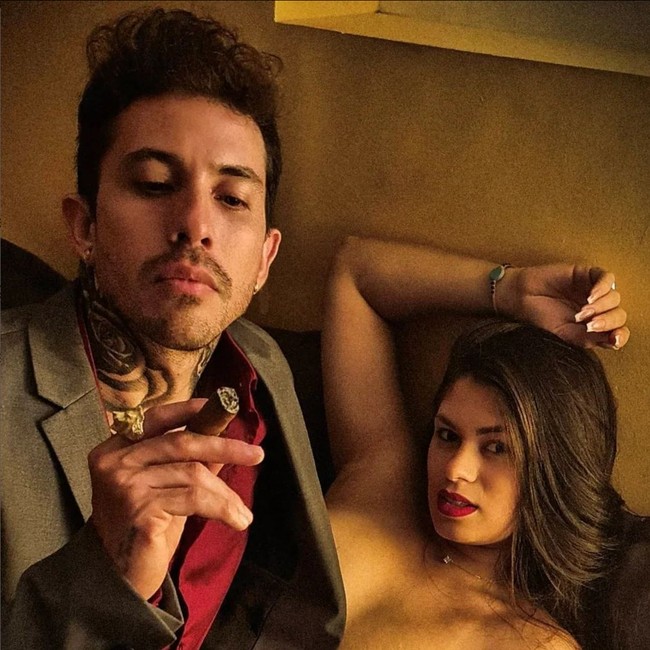 “Saya tidak tahu kapan itu akan terjadi atau apakah saya akan menikah lagi, tapi saya memang ingin menambah wanita,” ucap pria yang menuai kontroversi karena poligami ini. Foto: Instagram/@arthurourso