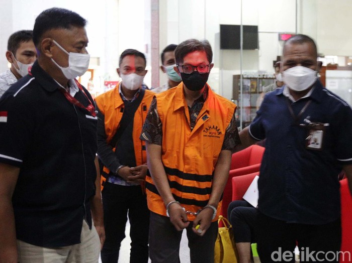 Hakim agung Gazalba Saleh, Prasetio Nugroho, dan Redhy Novarisza ditetapkan sebagai tersangka suap oleh KPK, Senin (28/11). Prasetio dan Redhy langsung ditahan.