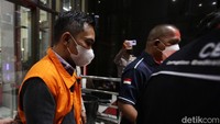 Prasetio Nugroho merupakan hakim yustisial yang menjadi asisten hakim agung Gazalba Saleh. Sedangkan Redhy Novarisza merupakan staf hakim agung Gazalba Saleh.