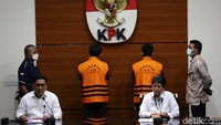 Kepala Biro Hubungan Masyarakat KPK Yuyuk Andriati Iskak dan Deputi Penindakan dan Eksekusi KPK Karyoto mengumumkan penetapan tersangka terhadap Prasetio Nugroho, Redhy Novarisza, dan Hakim agung Gazalba Saleh,