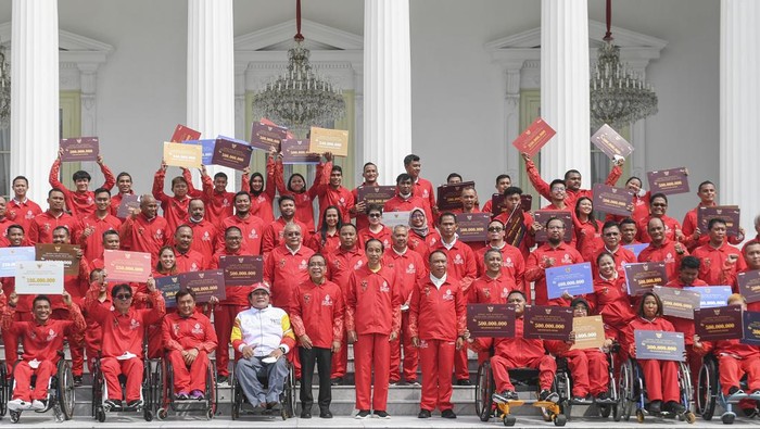 Asyik! Atlet ASEAN Para Games 2022 Terima Bonus dari Presiden Presiden Joko Widodo (tengah) didampingi Mensesneg Pratikno dan Menpora Zainudin Amali berfoto bersama atlet dan ofisial setelah menyerahkan bonus kepada atlet ASEAN Para Games 2022 di halaman Istana Merdeka, Jakarta, Senin (28/11/2022). Pemerintah menyerahkan bonus dengan total sebesar Rp309 miliar kepada para atlet ASEAN Para Games 2022 peraih medali sebagai apresiasi terhadap atlet-atlet berprestasi. ANTARA FOTO/Hafidz Mubarak A/hp.