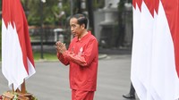 Presiden Joko Widodo bersiap menyerahkan bonus kepada atlet ASEAN Para Games 2022 di halaman Istana Merdeka, Jakarta.