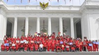 Presiden Joko Widodo (tengah) didampingi Mensesneg Pratikno dan Menpora Zainudin Amali berfoto bersama atlet dan ofisial setelah menyerahkan bonus kepada atlet ASEAN Para Games 2022 di halaman Istana Merdeka, Jakarta, Senin (28/11/2022).