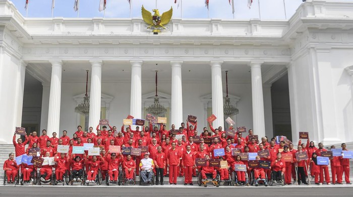 Presiden Joko Widodo (tengah) didampingi Mensesneg Pratikno dan Menpora Zainudin Amali berfoto bersama atlet dan ofisial setelah menyerahkan bonus kepada  atlet ASEAN Para Games 2022 di halaman Istana Merdeka, Jakarta, Senin (28/11/2022). Pemerintah menyerahkan bonus dengan total sebesar Rp309 miliar kepada para atlet ASEAN Para Games 2022 peraih medali sebagai apresiasi terhadap atlet-atlet berprestasi. ANTARA FOTO/Hafidz Mubarak A/hp.