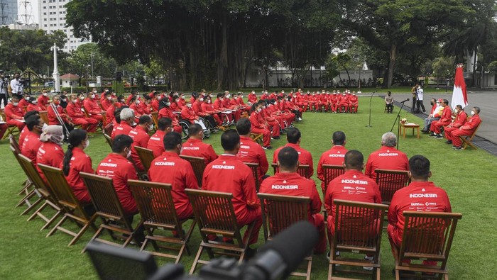 Presiden Joko Widodo (tengah) didampingi Mensesneg Pratikno dan Menpora Zainudin Amali berfoto bersama atlet dan ofisial setelah menyerahkan bonus kepada  atlet ASEAN Para Games 2022 di halaman Istana Merdeka, Jakarta, Senin (28/11/2022). Pemerintah menyerahkan bonus dengan total sebesar Rp309 miliar kepada para atlet ASEAN Para Games 2022 peraih medali sebagai apresiasi terhadap atlet-atlet berprestasi. ANTARA FOTO/Hafidz Mubarak A/hp.