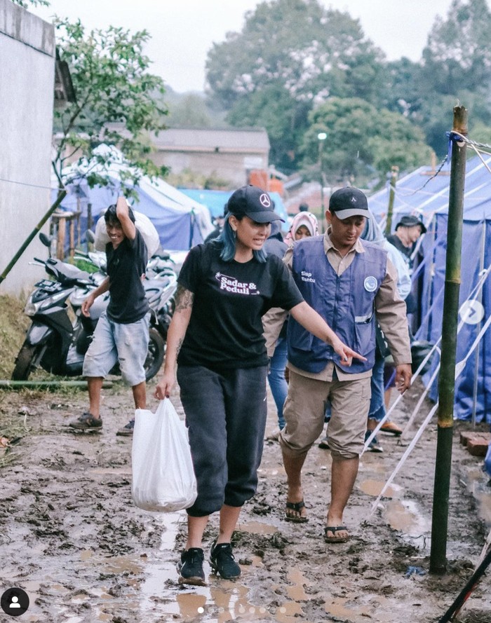 Awkarin Relawan untuk Korban Gempa Cianjur, Ini Aksinya Siapkan Makanan Awkarin Relawan untuk Korban Gempa Cianjur, Ini Aksinya Siapkan Makanan