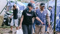 Bekerja sama dengan kitabisa.com, selebgram 24 tahun ini turun langsung mendistribusikan makan pagi dan malam para pengungsi. Ia tak menghiraukan kondisi becek di perjalanan.
