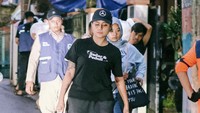 Anak muda jaman sekarang, entah itu Gen Z atau Millenial harus segera menerapkan pemikiran untuk selalu sadar & peduli dan juga untuk tidak apatis. Artinya, menyadari dan peka terhadap apa yang terjadi di sekitar mereka, tulisnya di keterangan foto.