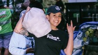 Belajar meletakkan kaki kita di sepatu orang lain. Bagaimana jika kamu yang bisa tidur nyenyak dan makan bisa enak yang merasakan apa yang mereka rasakan, kata Awkarin di Instagramnya (26/11).