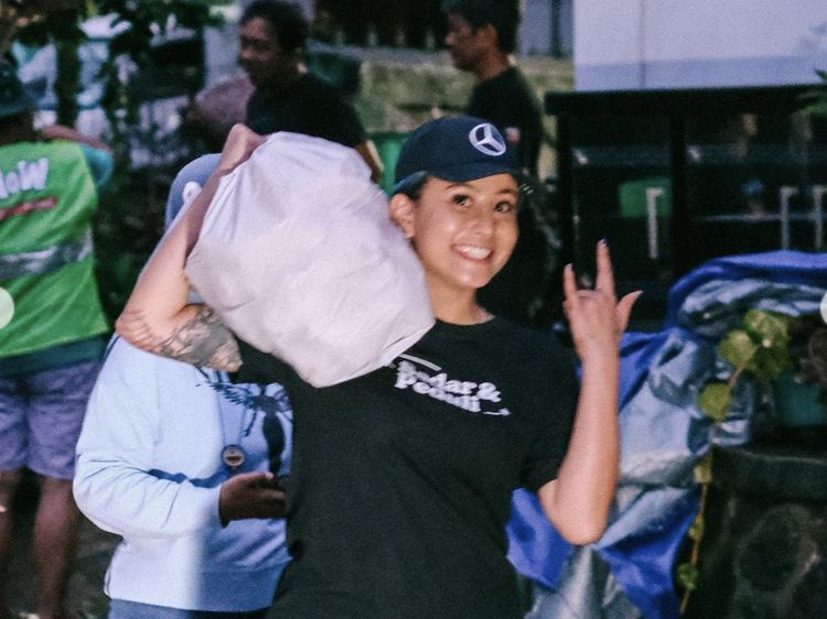 Awkarin Relawan untuk Korban Gempa Cianjur, Ini Aksinya Siapkan Makanan