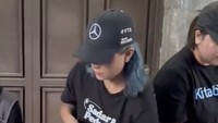 Ini aksi Awkarin saat memasukkan satu per satu lauk ke nasi bungkus. Ia dipuji luar biasa oleh orang-orang di sekitarnya.