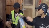 Membagikan snack untuk anak-anak, Awkarin ikut membantu menyiapkannya di posko. Ia masih semangat meski begadang di malam hari.