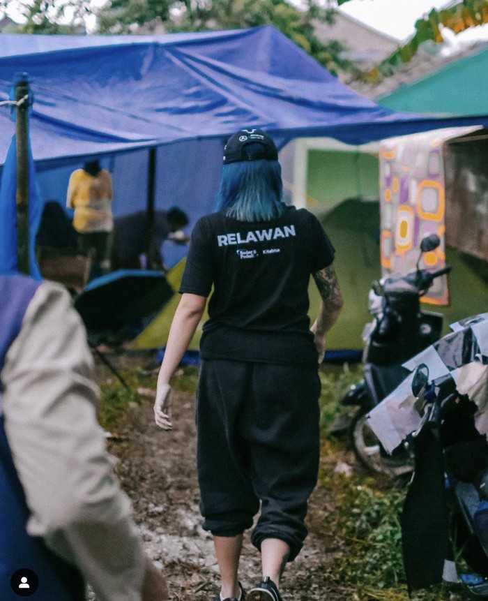 Awkarin Relawan untuk Korban Gempa Cianjur, Ini Aksinya Siapkan Makanan