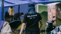 Gempa yang terjadi di Cianjur pada Senin, 21 November 2022 merenggut banyak korban jiwa sekaligus membuat kerusakan parah. Awkarin pun bergegas ikut membantu para pengungsi.