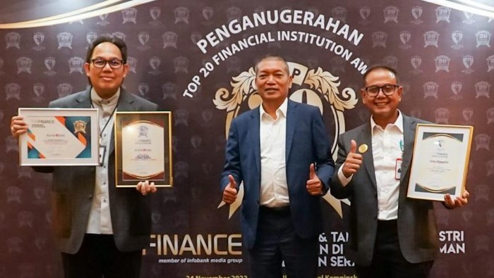 Bank DKI Sabet Tiga Penghargaan Direktur Keuangan & Strategi PT Bank DKI, Romy Wijayanto (tengah) menerima penghargaan sebagai The Best Chief Financial Officer (CFO) in Financial Institution Kategori KBMI 2 yang diserahkan oleh Direktur Surat Utang Negara, Ditjen Pengelolaan Pembiayaan dan Risiko Kementerian Keuangan, Deni Ridwan (kiri) bersama dengan Chairmain Infobank Media Group, Eko B. Supriyanto (kanan) pada gelaran Top 20 Financial Institution Award 2022 dari The Finance Infobank Group di Jakarta, Kamis (24/11/2022).