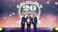 Direktur Keuangan & Strategi PT Bank DKI, Romy Wijayanto (tengah) menerima penghargaan sebagai The Best Chief Financial Officer (CFO) in Financial Institution Kategori KBMI 2 yang diserahkan oleh Direktur Surat Utang Negara, Ditjen Pengelolaan Pembiayaan dan Risiko Kementerian Keuangan, Deni Ridwan (kiri) bersama dengan Chairmain Infobank Media Group, Eko B. Supriyanto (kanan) pada gelaran Top 20 Financial Institution Award 2022 dari The Finance Infobank Group di Jakarta, Kamis (24/11/2022).