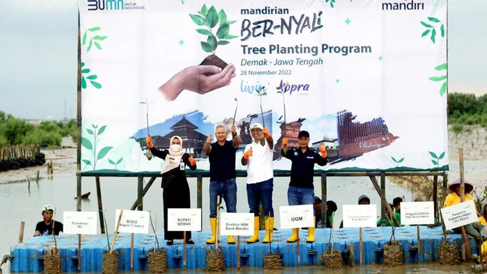 Bank Mandiri Konservasi Lahan Seluas 500 Hektar Mandiri Konservasi Lahan seluas 500 Ha - (kika) Direktur Hubungan Kelembagaan Bank Mandiri Rohan Hafas, Wakil Rektor Universitas Gadjah Mada (UGM) Bidang Penelitian, Pengembangan Usaha, dan Kerja Sama Ignatius Susatyo Wijoyo, Bupati Demak Eisti'anah dan Kepala Pusat Studi Energi (PSE) UGM Sarjiya Ph.D., sedang berswafoto usai melakukan penanaman pohon mangrove di Desa Bedono, Demak, Jawa Tengah, Senin (28/11).