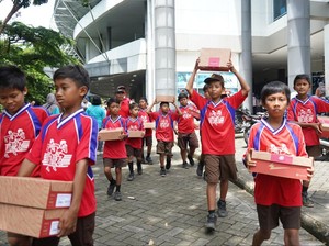 Bupati Kediri Serahkan Bantuan Sepeda-Sepatu untuk Guru dan Pelajar
