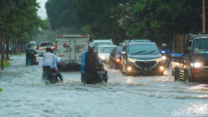 Banyuwangi Banjir Setinggi Paha Orang Dewasa