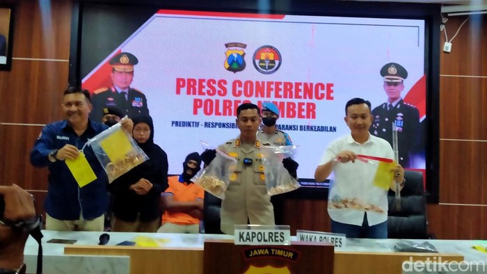 Barang bukti perhiasan yang dirampok tersangka perampokan toko emas di Jember
