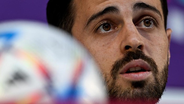 Portugals midfielder Bernardo Silva speaks during a press conference at the Qatar National Convention Center (QNCC) in Doha on November 27, 2022, on the eve of the Qatar 2022 World Cup football match between Portugal and Uruguay. (Photo by PATRICIA DE MELO MOREIRA / AFP) (Photo by PATRICIA DE MELO MOREIRA/AFP via Getty Images)