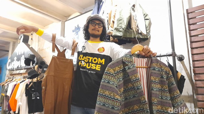 Bobby Farhan El Fauzi (28), Warga Kelurahan Regol Wetan, Kecamatan Sumedang Selatan cukup sukses membuka  outlet dengan desain custom-nya.