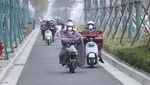 Brrr.. Warga China Selimutan di Motor