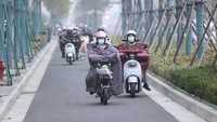 Pakaian tebal yang mereka gunakan lengkap, mulai dari penutup kepala hingga selimut dan sarung tangan.  