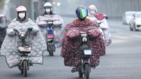 Sejumlah warga mengendarai sepeda listrik di Lianyungang, provinsi Jiangsu, China Timur, Senin (28/10/2022).  