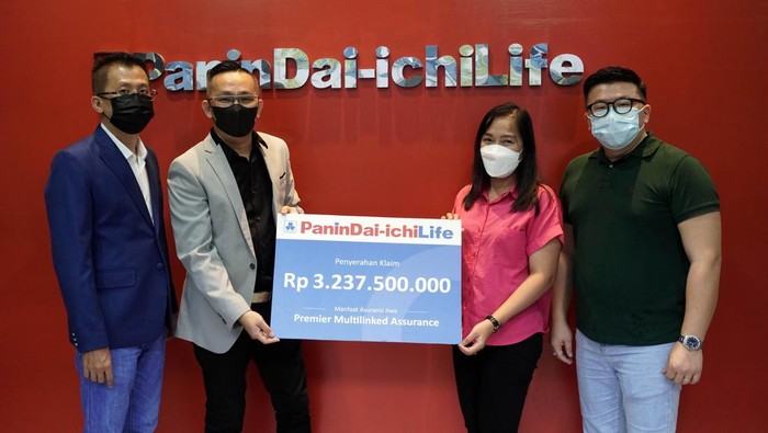 Business Development Director Panin Dai-ichi Life Andika (kedua kiri),  bersama perwakilan  Owner General Agency Selamat Sukses Abadi  Robin (kiri),  President Agency Manager Rony Siswanto (kanan), secara simbolis menyerahkan klaim Tutup Usia dengan total nilai Rp3,2 Miliar kepada perwakilan ahli waris nasabah di Medan, Sumatera Utara, akhir pekan lalu.  Klaim ini merupakan salah satu manfaat dari produk Premier Multilinked Assurance yang dipasarkan melalui jalur keagenan.