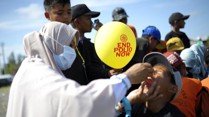 Munculnya kembali kasus polio disebabkan oleh rendahnya cakupan vaksinasi. Sejumlah kota mulai melakukan kegiatan imunisasi polio untuk mencegahnya.