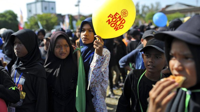 Cegah Polio, Anak-anak di Aceh Antre untuk Imunisasi Munculnya kembali kasus polio disebabkan oleh rendahnya cakupan vaksinasi. Sejumlah kota mulai melakukan kegiatan imunisasi polio untuk mencegahnya.