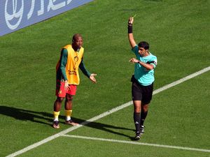 Pemain Cadangan Kamerun Ini Apes, Dikartu Kuning saat Ikut Rayakan Gol