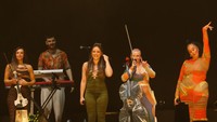 Clean Bandit tidak ketinggalan membawakan Symphony dan Rockabye sebagai salah satu hitsnya. Foto: Rifkianto Nugroho/detikcom