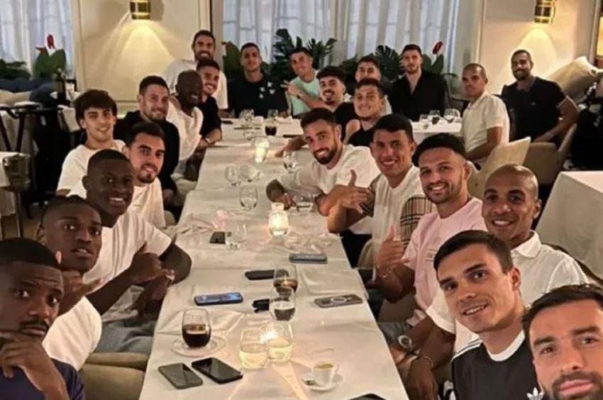 Cristiano Ronaldo offers a meal to the Portuguese national team