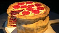 Jika biasanya kue pernikahan dipilih oleh pengantin wanita, kue yang satu ini berdasarkan selera pengantin pria. Akhirnya kue berdesain pizza ini justru menjadi sajian kue pernikahan yang unik. Foto: Brightside