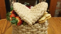 Berkonsep keranjang piknik, desain kue yang satu ini tampak realis. Seolah seperti keranjang bambu yang dipenuhi dengan buah-buahan segar dan camilan manis yang enak. Foto: Brightside