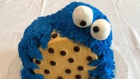 Masih ingat dengan tokoh Cookie Monster? Terinspirasi dari kartun Sesame Street seorang netizen membagikan eksperimennya. Dirinya berhasil membuat tokoh Cookie Monster yang sedang asyik melahap kue kering. Foto: Brightside