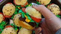 Jangan berharap mendapatkan rasa gurih dan daging yang juicy dari burger ini. alih-alih mengenyangkan kamu justru mendapatkan dessert yang manis dan paling cocok disantap setelah makanan utama. Foto: Brightside