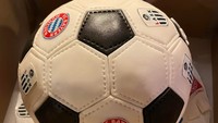 Perayaan ulang tahun tak lepas dari kue yang cantik. Kali ini sebuah kue bertema sepak bola yang bentuknya mirip dengan bola sungguhan berhasil menarik perhatian netizen saat dibagikan pada media sosial. Foto: Brightside