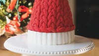 Menjelang perayaan Natal, banyak orang yang mulai mempersiapkan diri dengan membuat kue-kue lucu. Kue yang satu ini dijamin bisa mengecoh mata karena sangat mirip dengan topi Natal yang lembut. Foto: Brightside