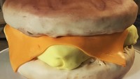 Sebuah kue yang manis berhasil didesain menjadi menu sarapan yang mengenyangkan. Ada tumpukan roti bun, telur dan keju yang terlihat seperti aslinya. Foto: Brightside