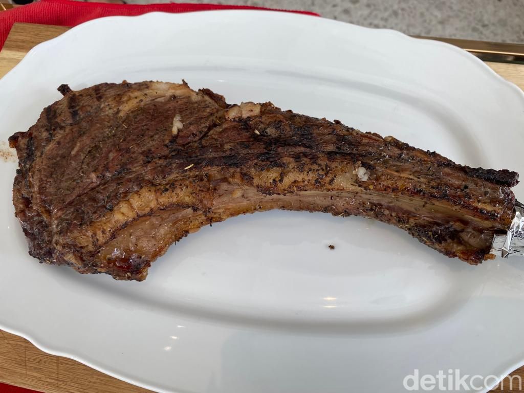 DION : Maknyus! Pure Black Tomahawk dan Duck Confit di 'Beach Club' ala Bali