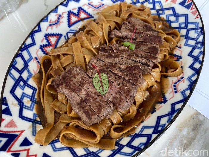 DION : Maknyus! Pure Black Tomahawk dan Duck Confit di Beach Club ala Bali