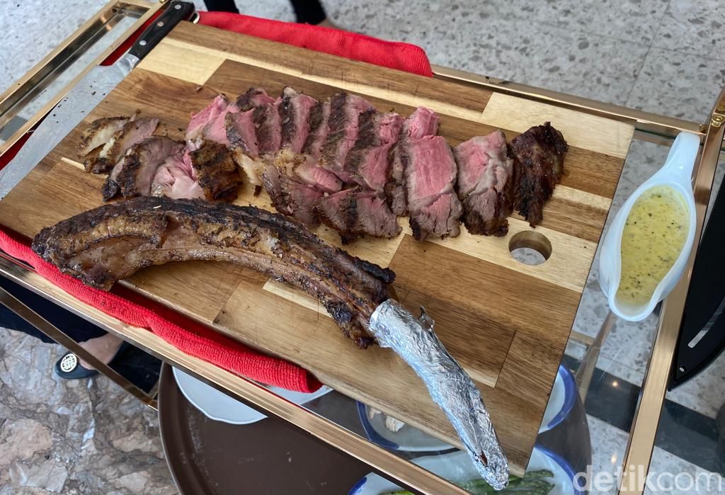 DION : Maknyus! Pure Black Tomahawk dan Duck Confit di 'Beach Club' ala Bali
