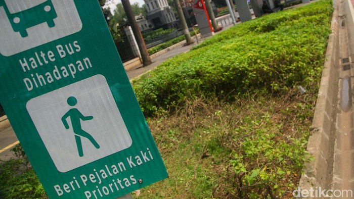 Tanaman di trotoar Jl Sudirman dekat GBK Jakarta rusak usai terinjak warga. Petugas pun mulai melakukan perbaikan.