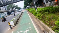 Seperti diketahui, pada hari Sabtu (26/11) sempat ada kegiatan relawan Jokowi di GBK. Bus-bus yang mengangkut relawan diparkiran dekat trotoar Sudirman.