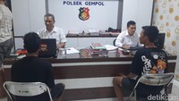 Setelah menjalani pemeriksaan di Polsek Gempol, kini 4 pelajar itu sedang ditangani oleh Unit Perlindungan Perempuan dan Anak (PPA) Polres Pasuruan. (Foto: Muhajir Arifin/detikJatim)
