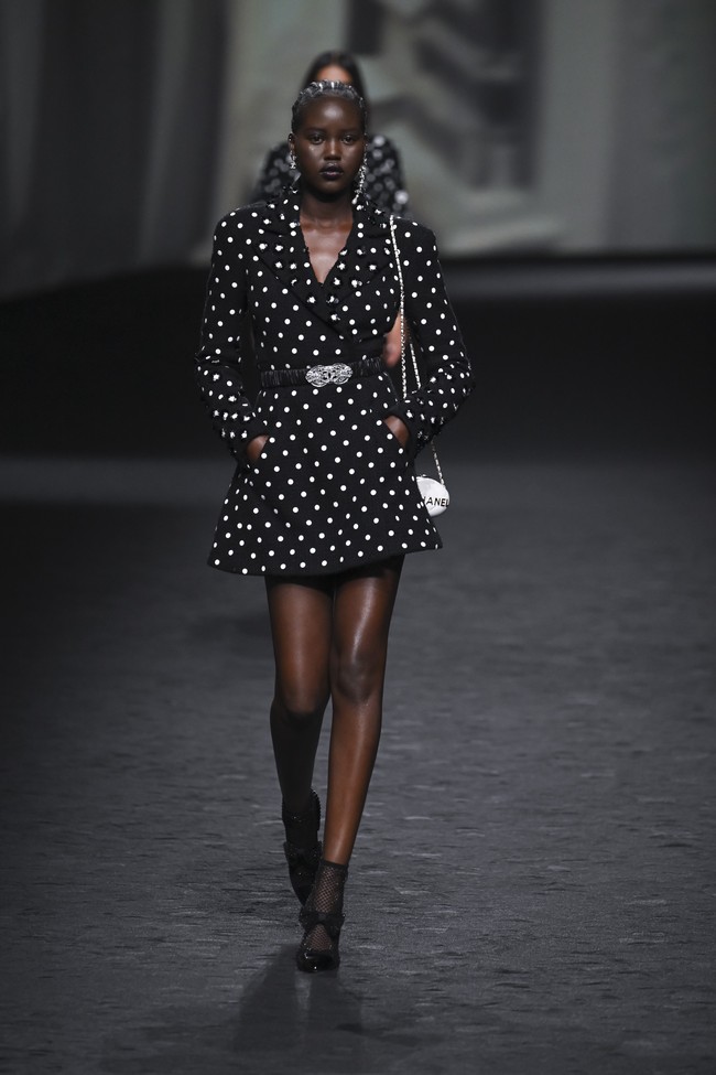 Inilah koleksi Chanel Spring/ Summer 2023. Foto: Victor VIRGILE/ Getty Images. 